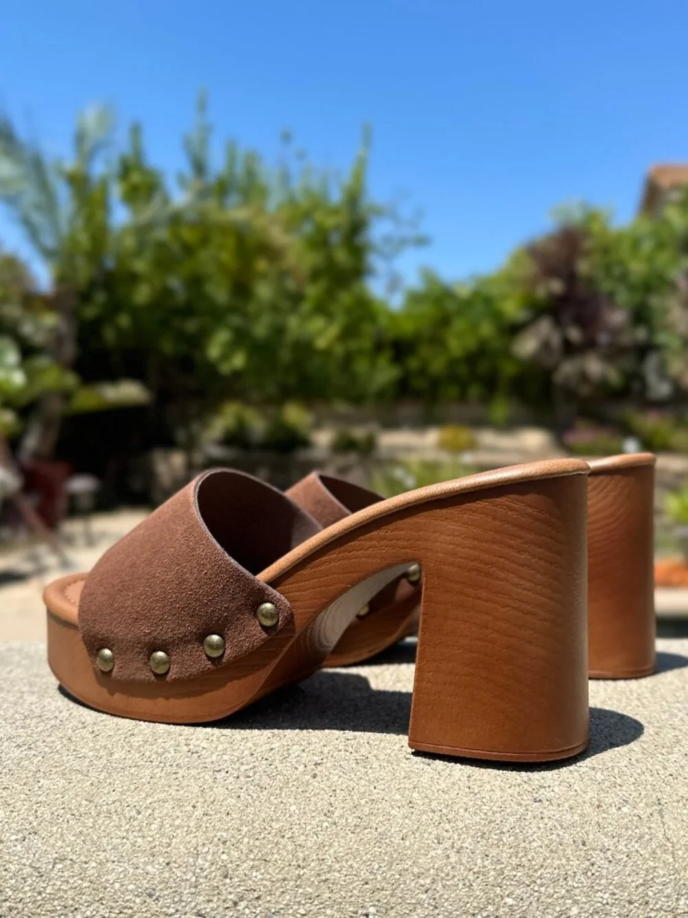 New Brown Studded Slip-On Sandals Mules Clogs Light-Weight Block Heel Platform - Picture 3 of 5